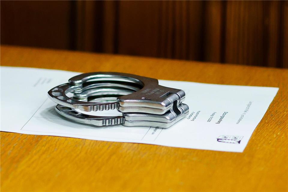 Ein Mann hat seinen Sohn mit einer Axt erschlagen und muss deshalb nun ins Gefängnis. (Symbolbild)Frank Molter/dpa