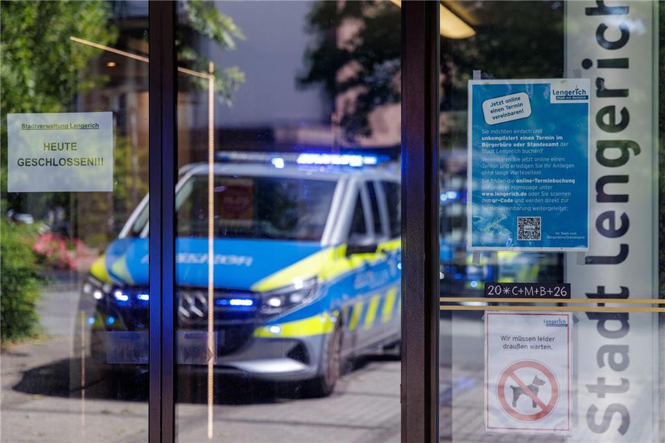 Ein Mann hat sich im Rathaus von Lengerich bei Münster mit einer brennbaren Flüssigkeit übergossen.David Ebener/dpa