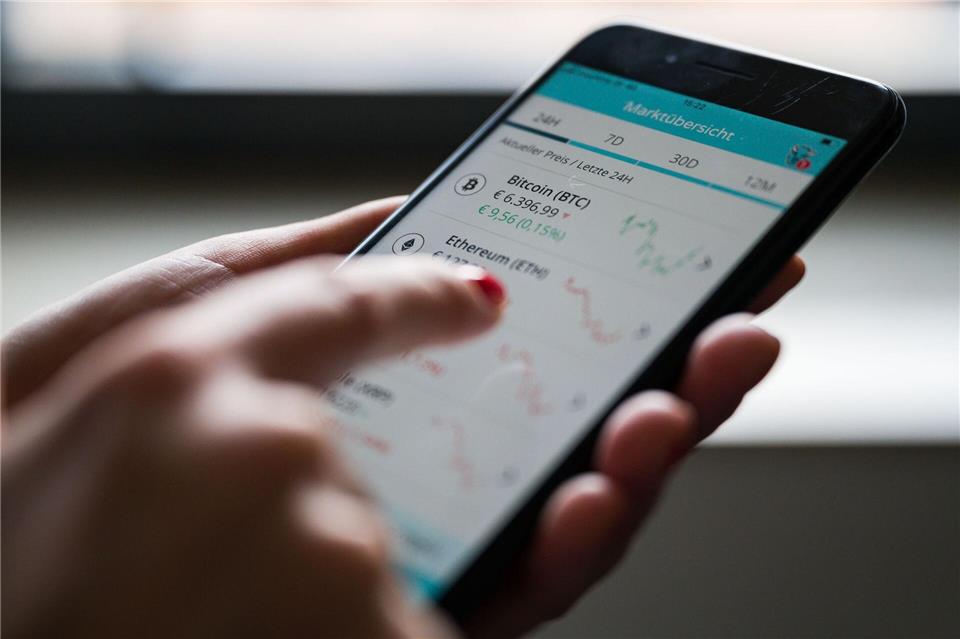 Ein Mann im Landkreis Zwickau wollte gewinnbringend Geld in Kryptowährung investieren - am Ende verlor er mehr als 60.000 Euro. (Symbolbild)picture alliance/dpa