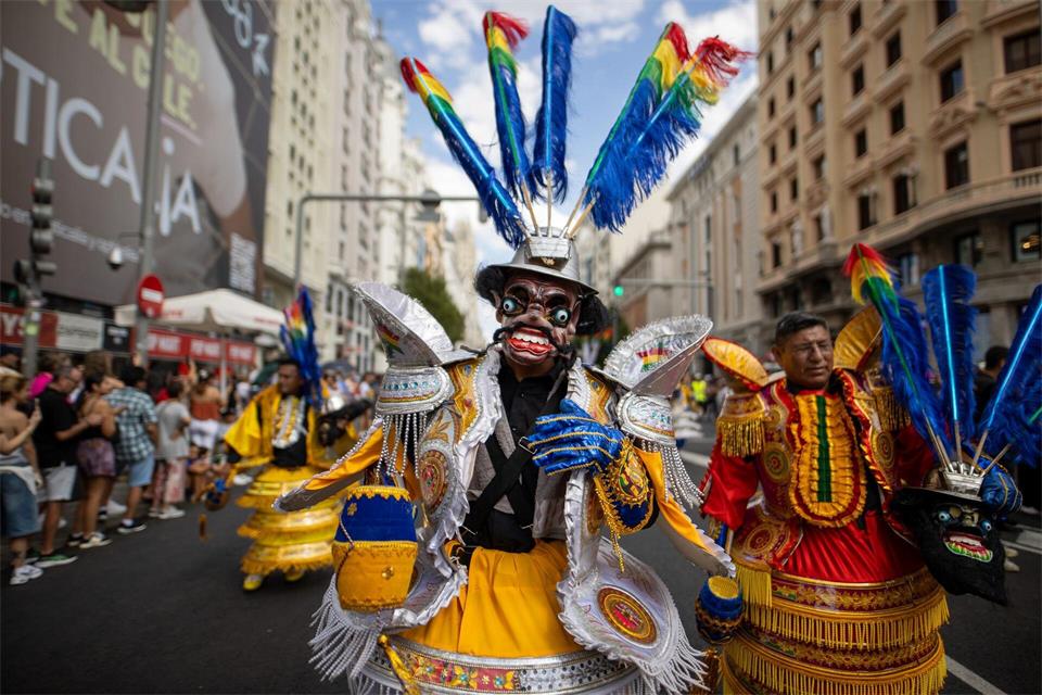 Ein Mann in traditioneller bolivianischer Tracht zieht in Madrid durch die Straßen.David Canales/SOPA Images via ZUMA Press Wire/dpa