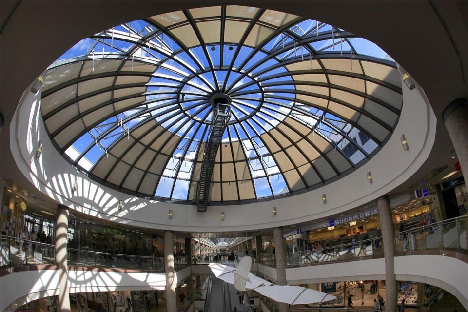 Ein Mann ist an einem Eingang des Schlossparkcenters in Schwerin niedergestochen worden. (Archivbild)picture alliance / ZB