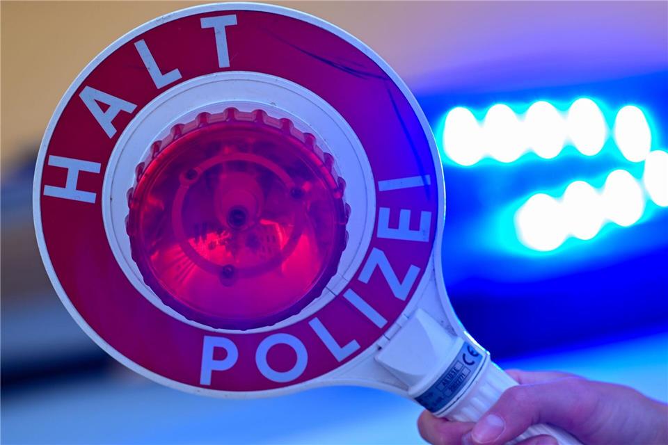 Ein Mann ist an einem Tag gleich zweimal ohne Führerschein erwischt worden. (Symbolbild)Patrick Pleul/dpa