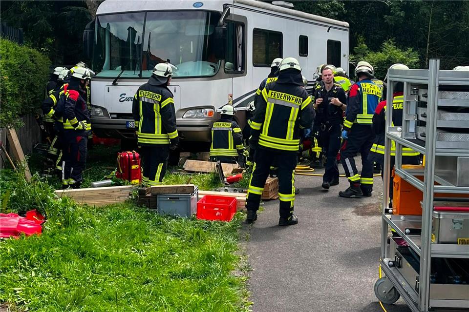 Ein Mann ist bei Reparaturarbeiten an den Bremsen unter seinem Wohnmobil eingeklemmt worden.Feuerwehr Ense/dpa