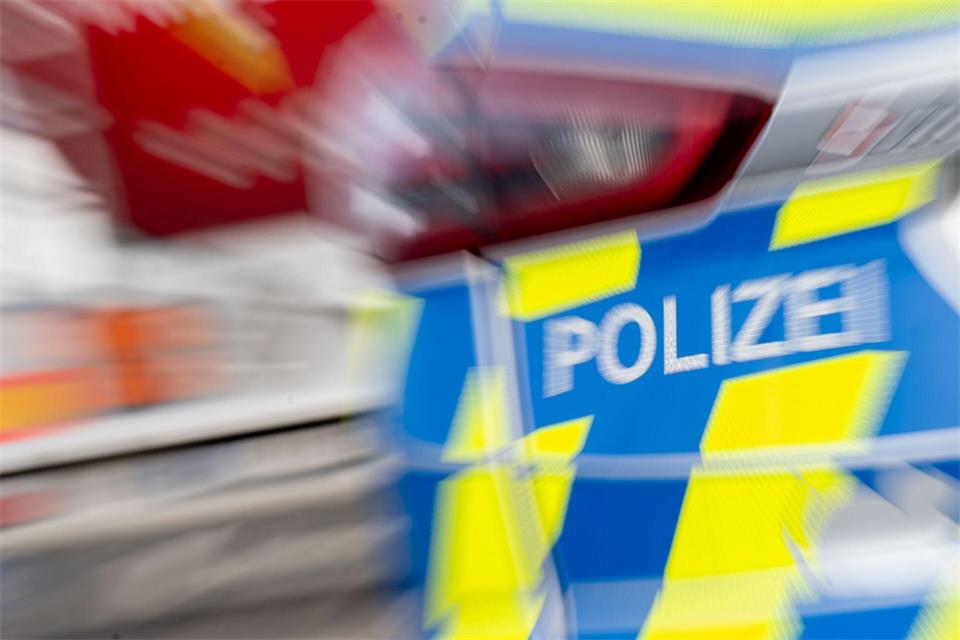 Ein Mann ist bei einem Unfall im Landkreis Mittelsachsen ums Leben gekommen. (Symbolbild)Hendrik Schmidt/dpa
