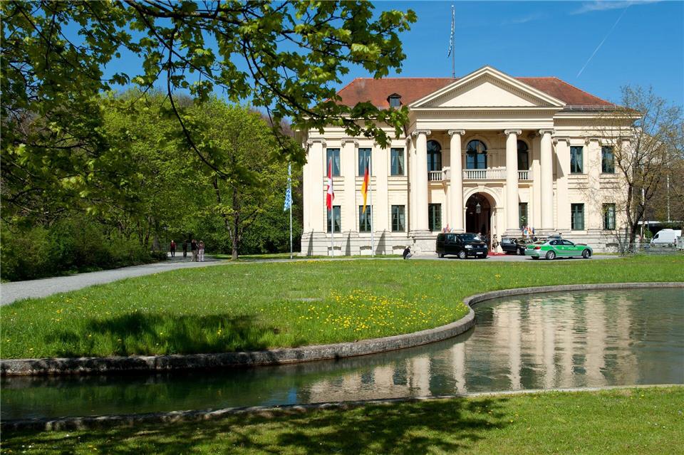 Ein Mann ist im Krankenhaus gestorben, nachdem er leblos im Brunnen in der Nähe des Prinz-Carl-Palais entdeckt und reanimiert wurde. (Archivbild)Sven Hoppe/dpa