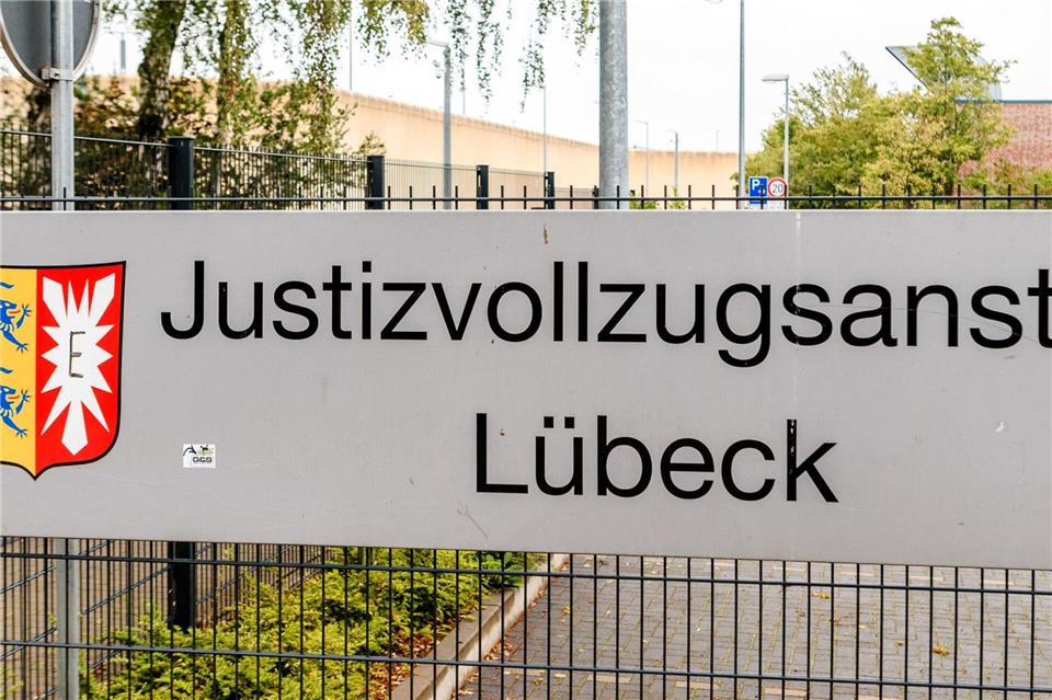 Ein Mann ist im Lübecker Gefängnis tot aufgefunden worden. (Symbolbild)Markus Scholz/dpa