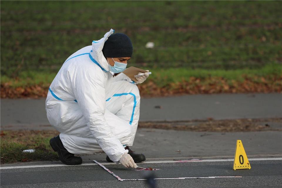 Ein Mann ist in Verl bei Gütersloh durch eine Axt lebensbedrohlich verletzt worden. Er schleppte sich vor das Wohnhaus, wo sich Ersthelfer um ihn kümmerten bis Rettungskräfte eintrafen. Christian Müller/dpa