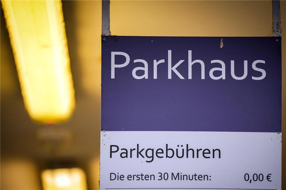 Ein Mann ist in einem Parkhaus in Heidelberg angegriffen worden. (Symbolbild)Soeren Stache/dpa