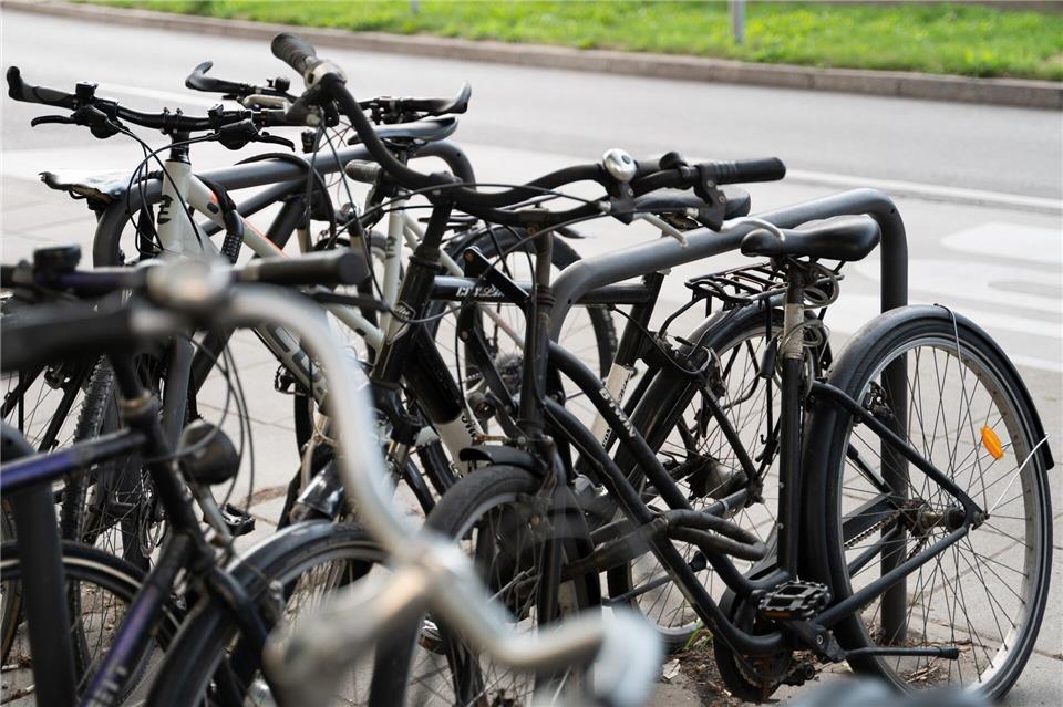 Ein Mann ist mit einem Fahrrad unter dem Arm durch Heidelberg gelaufen. (Symbolbild)Markus Lenhardt/dpa