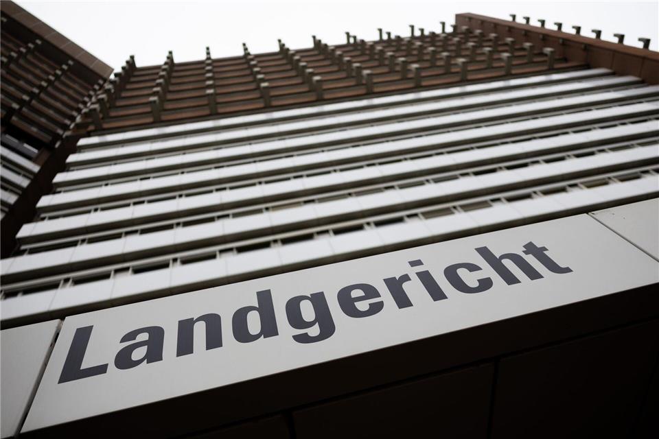 Ein Mann ist wegen Mordes an seiner Ehefrau angeklagt. (Symbolfoto)Rolf Vennenbernd/dpa