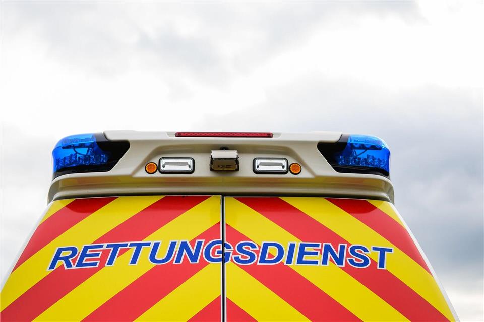 Ein Mann kam nach einem Messerangriff mit lebensgefährlichen Verletzungen in ein Krankenhaus. (Symbolbild)Philipp Schulze/dpa