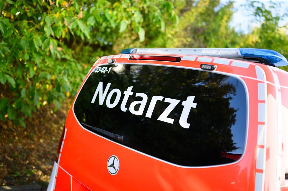 Ein Mann kommt nach einem Streit in Neumünster schwer verletzt ins Krankenhaus. (Symbolbild)Julian Stratenschulte/dpa
