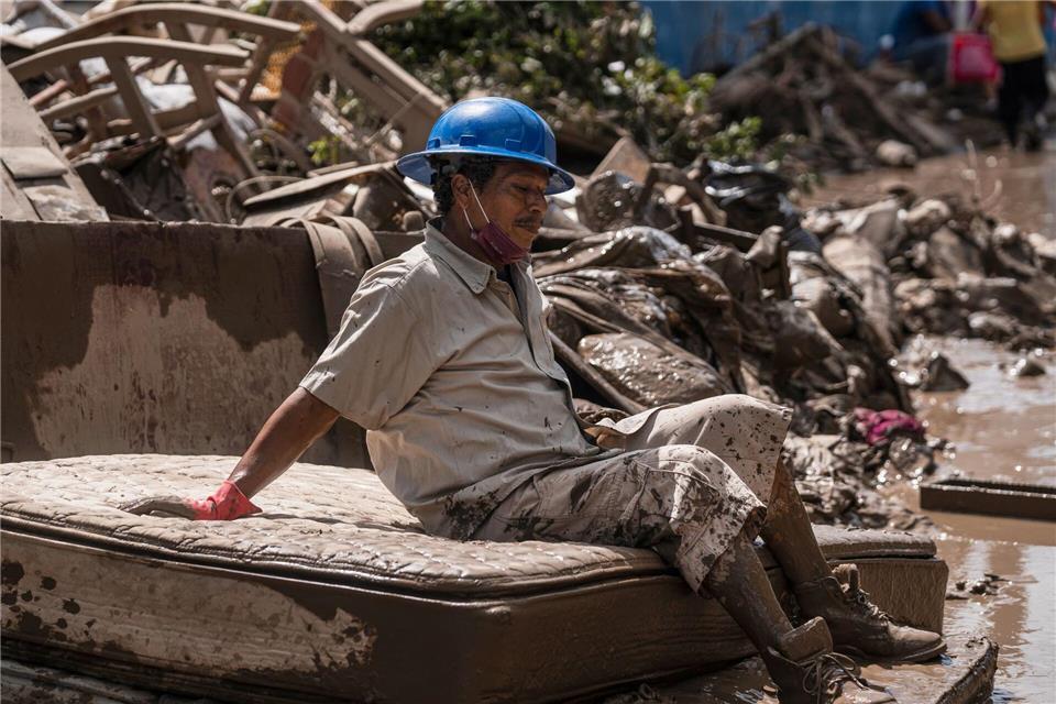 Ein Mann macht eine Pause bei den Aufräumarbeiten in Poza Rica, Mexiko.Felix Marquez/AP/dpa