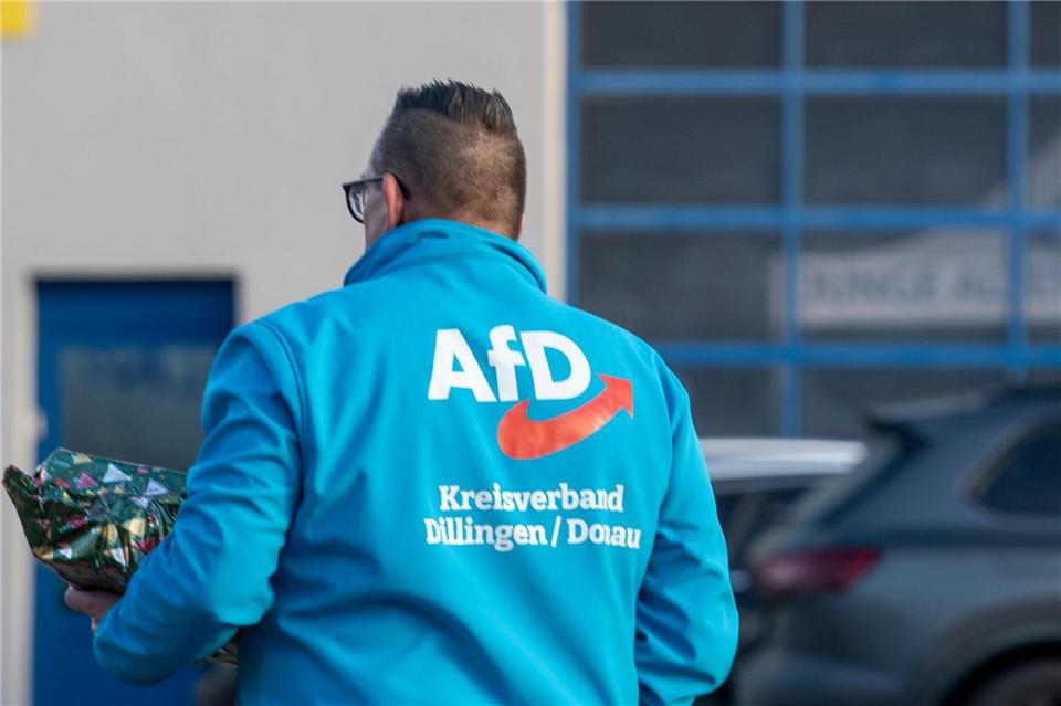 Ein Mann mit AfD-Jacke ist auf dem Weg zur Gründung der bayerischen Generation Deutschland.Stefan Puchner/dpa