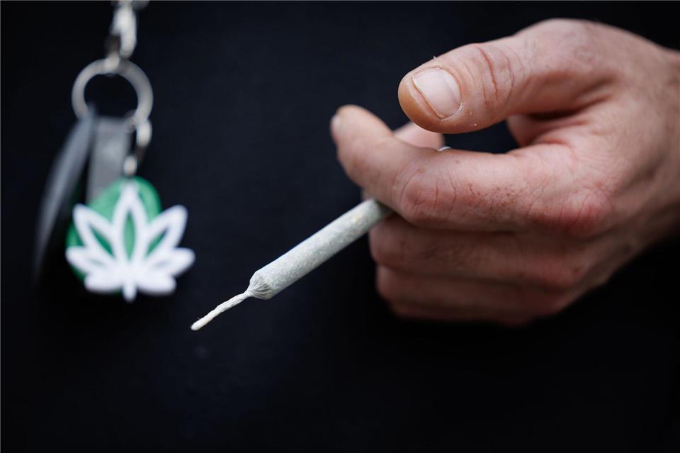 Schon 52 Anbauvereinigungen in NRW - sieben haben aufgegeben Ein Mann mit Joint im Bielefelder Cannabis-Club „Joints-Venture“ (Foto Illustration)Friso Gentsch/dpa