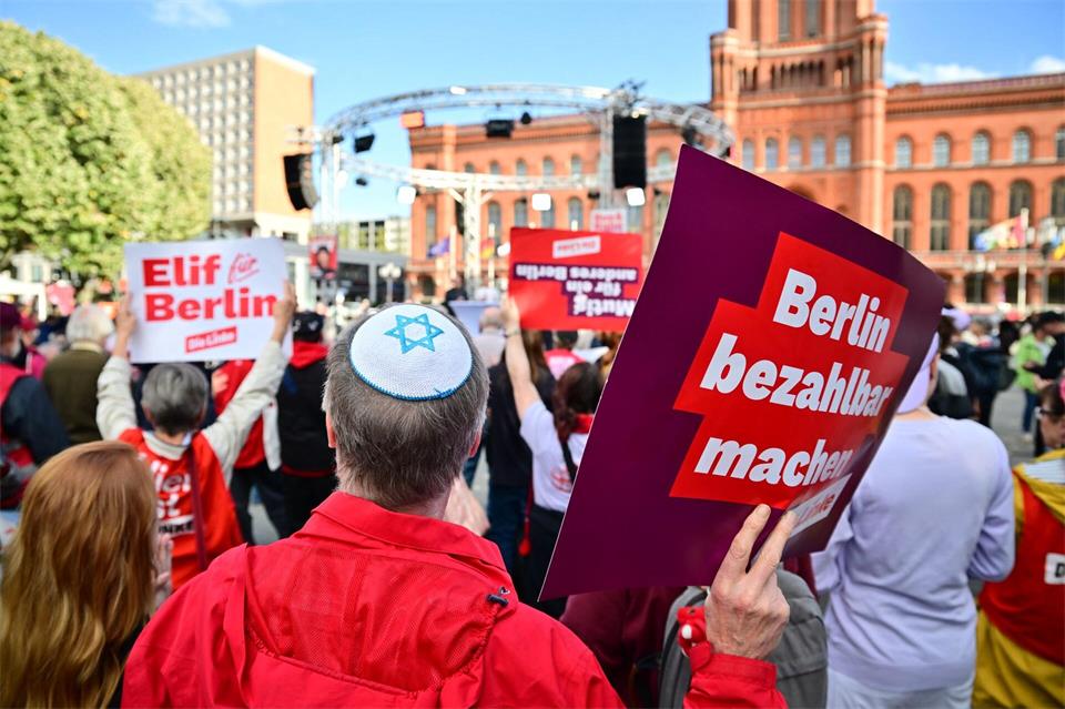 Ein Mann mit Kippa und Davidstern steht während des Wahlkampfabschlusses der Linken vor dem Roten Rathaus.Sebastian Gollnow/dpa