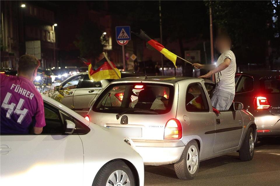 Ein Mann mit dem potenziell verfassungswidrigen Aufdruck „Führer“ und der Zahl 44 auf dem Trikot - die Polizei ermittelt.Alex Talash/dpa