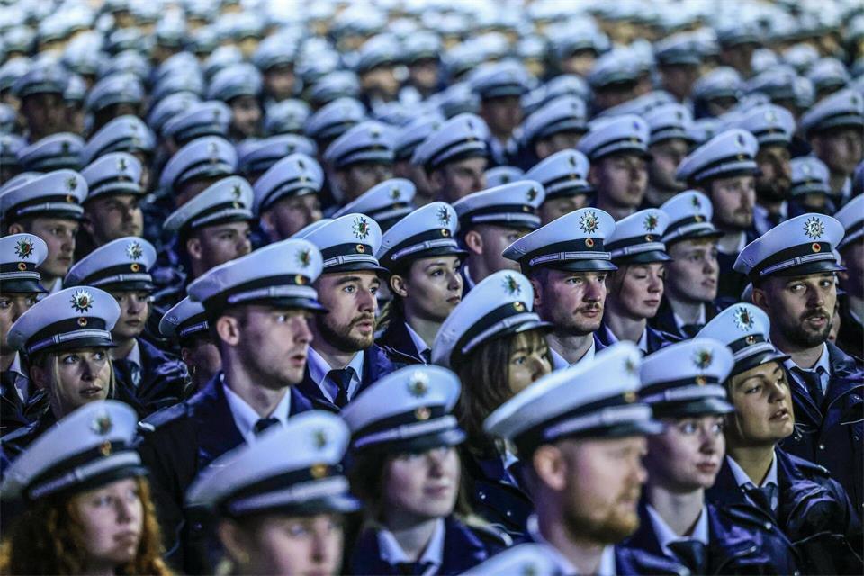 Ein Mann mit einer umstrittenen Tätowierung am Arm wollte Anwärter bei der Polizei in NRW werden. Das Land lehnte zu Recht ab, wie jetzt ein Gericht entschieden hat. (Archivbild)Oliver Berg/dpa