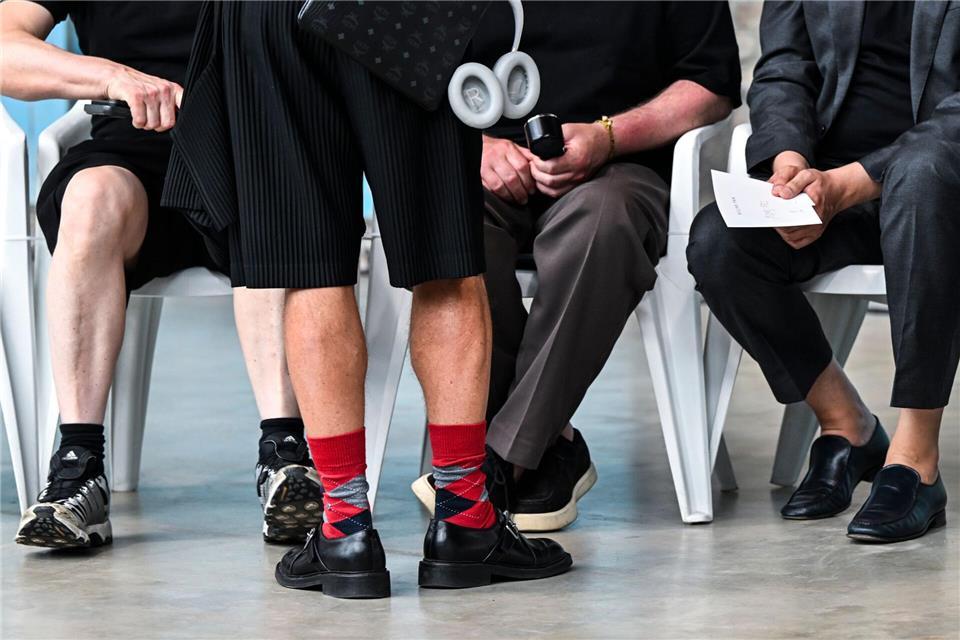 Ein Mann mit roten Mustersocken und kurzen Hosen - kürzlich bei der Berlin Fashion Week. (Archivbild)Jens Kalaene/dpa