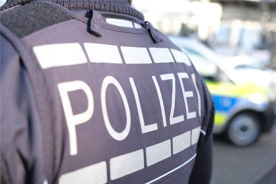 Ein Mann musste nach der Auseinandersetzung in ein Krankenhaus gebracht werden. (Symbolbild)Bernd Weißbrod/dpa