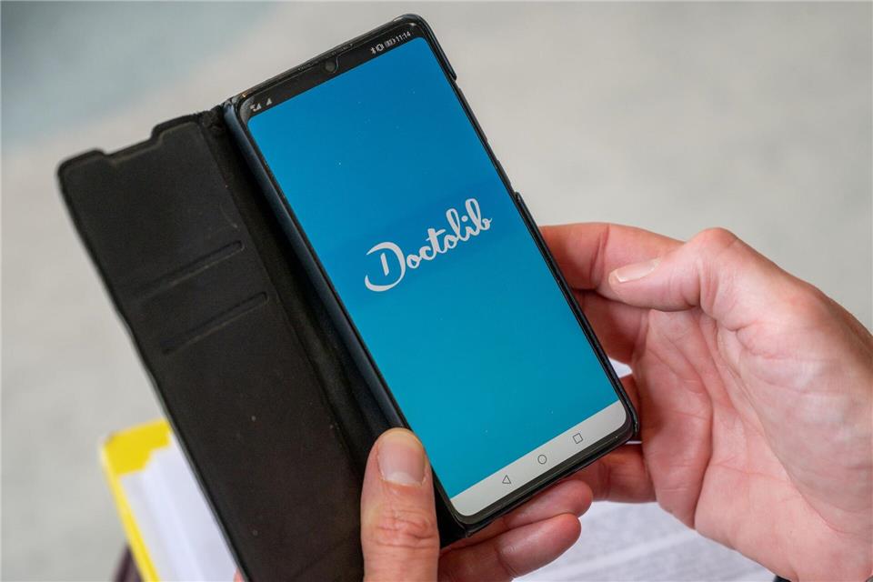 Ein Mann öffnet auf einem Smartphone die Doctolib-App. (Symbolbild) Christophe Gateau/dpa