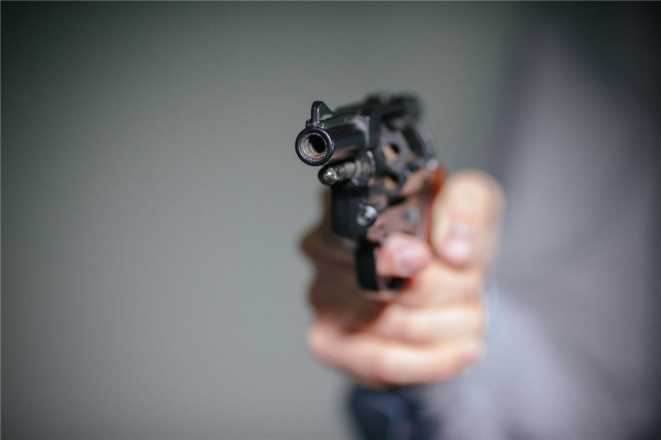 Ein Mann schießt in Sarstedt mit einer Schreckschusswaffe um sich. Polizisten überwältigen den Mann noch in der Nacht. (Symbolbild)Oliver Killig/dpa-Zentralbild/dpa