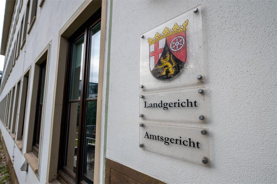 Ein Mann soll bei einer Kontrolle in der Eifelstadt Prüm auf Polizisten geschossen haben (Symbolbild)Harald Tittel/dpa