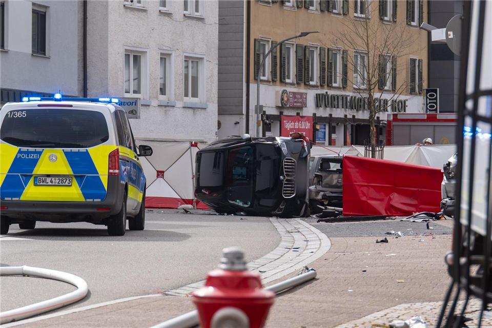 Ein Mann soll beim Unfall in seinem geparkten Auto gesessen haben. Er wurde leicht verletzt.Joshua Rzepka/onw-images/dpa
