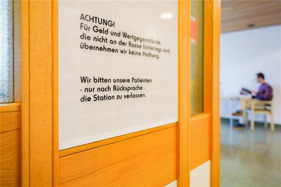 Ein Mann soll bundesweit vor allem ältere Menschen in Krankenhäusern bestohlen haben - die Staatsanwaltschaft Heidelberg hat Anklage erhoben. (Symbolbild)Uwe Anspach/dpa