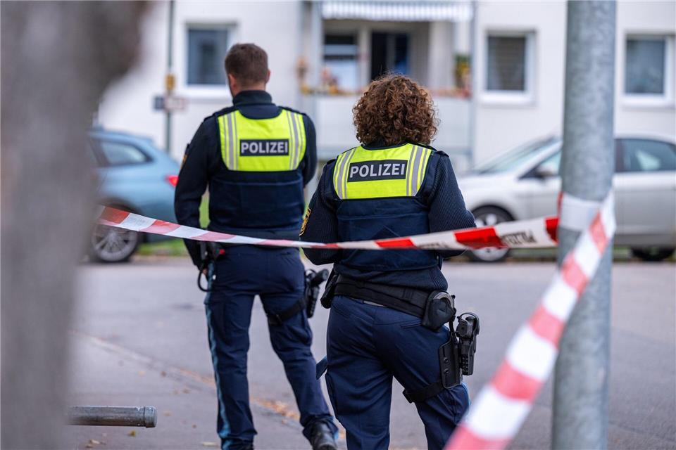 Polizei schießt nach Angriff von mit Messer bewaffnetem Mann Ein Mann soll die Polizei attackiert haben. Armin Weigel/dpa