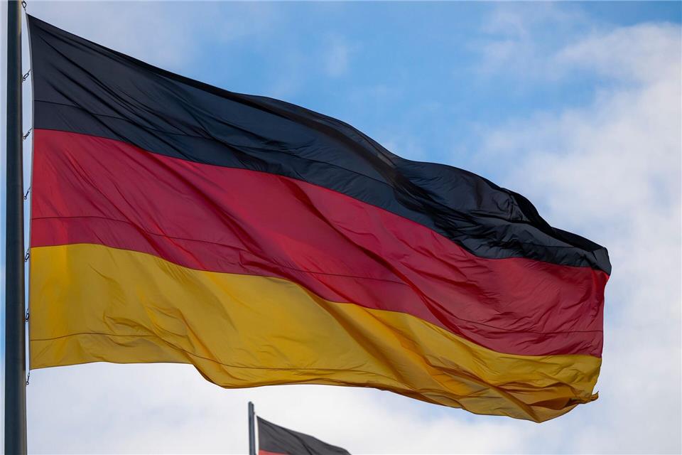 Deutschlandfahne von Mast gerissen Ein Mann soll eine Deutschlandfahne vom Mast gerissen haben. Monika Skolimowska/dpa