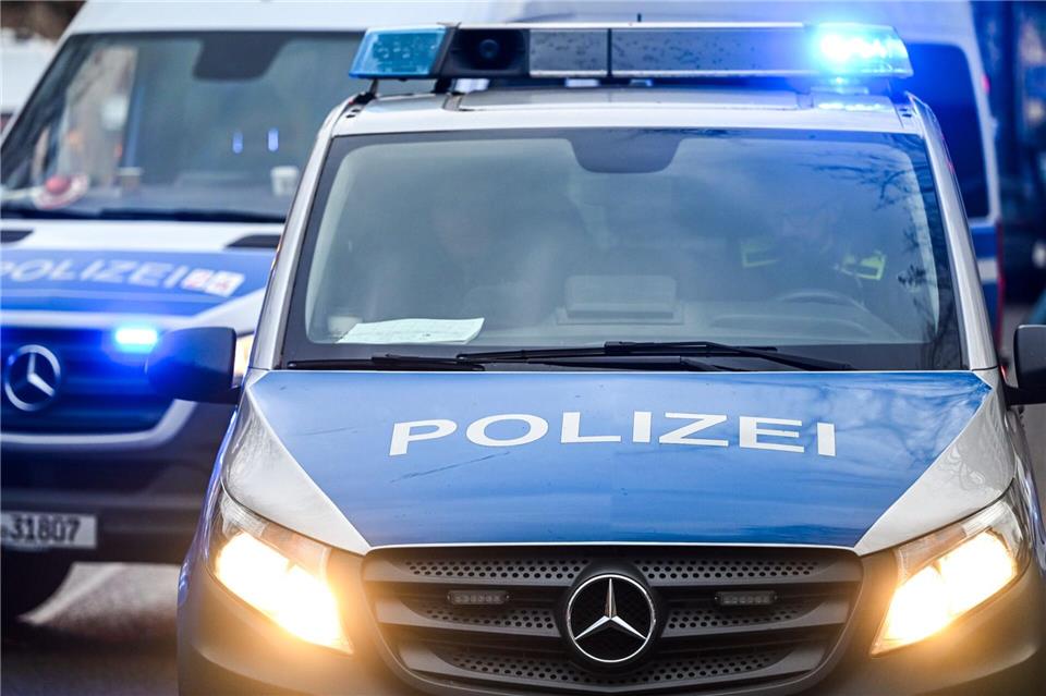 Ein Mann soll einen Imbiss ausgeraubt haben, nachdem er an einem dortigen Spielautomaten viel Geld verloren haben soll. (Symbolbild)Jens Kalaene/dpa