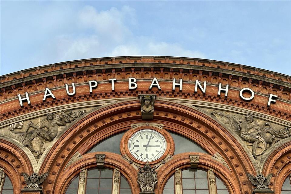 Ein Mann soll im Bremer Hauptbahnhof heimlich Frauen gefilmt haben. (Symbolbild)Steffen Trumpf/dpa