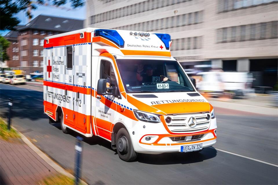 Ein Mann soll in Bremen eine angehende Polizistin verletzt haben. Die Frau kam ins Krankenhaus. (Symbolbild) Sina Schuldt/dpa