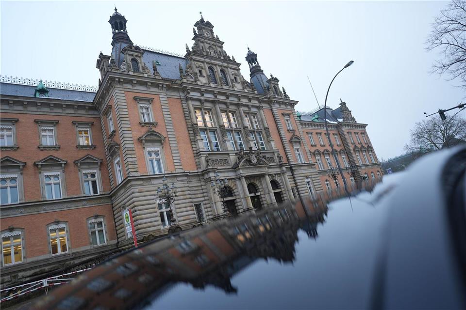 Ein Mann soll in Hamburg seinen Nachbarn mit einem Beil erschlagen haben - jetzt beginnt der Prozess um die Tat am Landgericht. (Symbolbild) Marcus Brandt/dpa