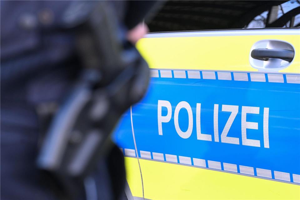 Ein Mann soll in Isny im Allgäu der Polizei davongerast sein (Symbolbild)Bernd Weißbrod/dpa
