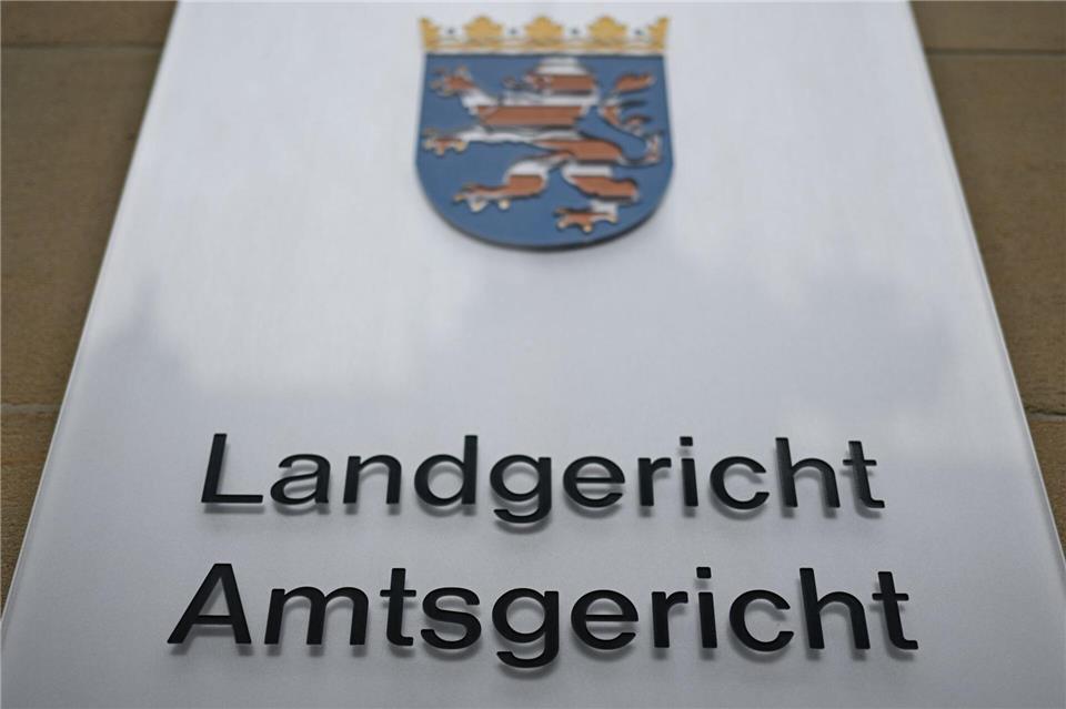 Ein Mann soll seiner Ex-Frau und den gemeinsamen Kindern trotz Verbots jahrelang aufgelauert, sie verfolgt und bedroht haben. (Symbolbild)Arne Dedert/dpa