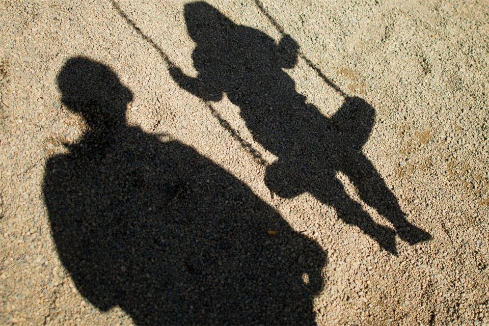 Ein Mann soll zwei Kinder von einem Spielplatz gelockt und eines von ihnen missbraucht haben. (Symbolbild)Julian Stratenschulte/dpa