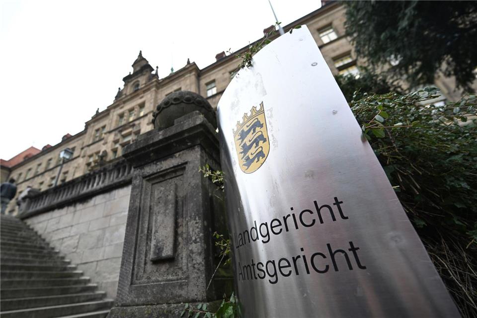 Ein Mann steht vor dem Landgericht Tübingen, weil er einen anderen Mann entführt und misshandelt haben soll. (Archivbild)Bernd Weißbrod/dpa