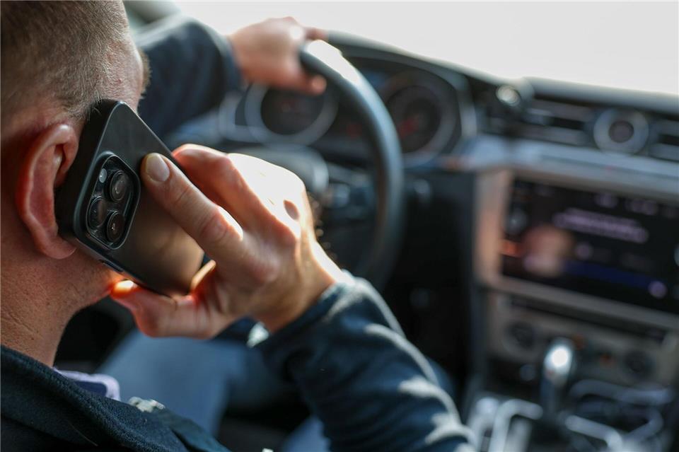 Kontrollwoche in Sachsen-Anhalt - Finger weg vom Handy Ein Mann telefoniert bei der Fahrt. (Symbolbild)Jan Woitas/dpa