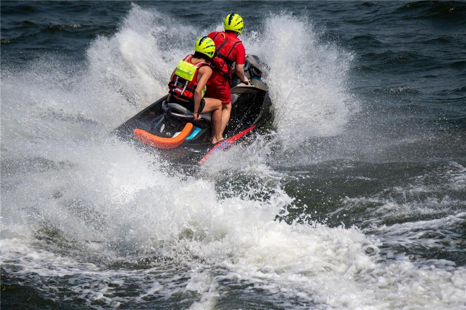 Ein Mann und eine Frau sind im Rhein mit dem Wassermotorrad gekentert (Symbolbild)Stefan Sauer/dpa