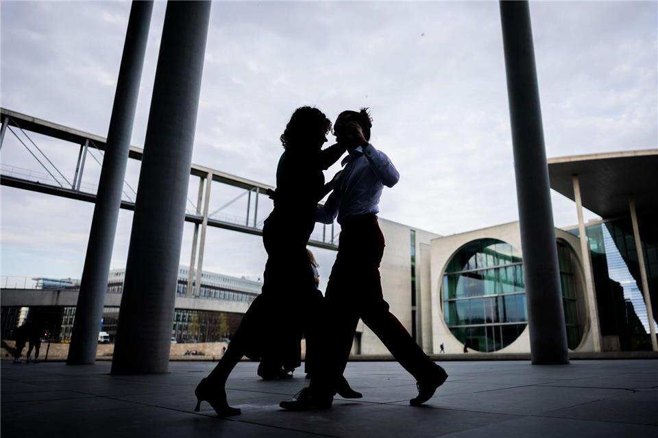Ein Mann und eine Frau tanzen im Regierungsviertel in Berlin am Paul-Löbe-Haus des Deutschen Bundestages Tango.Christoph Soeder/dpa