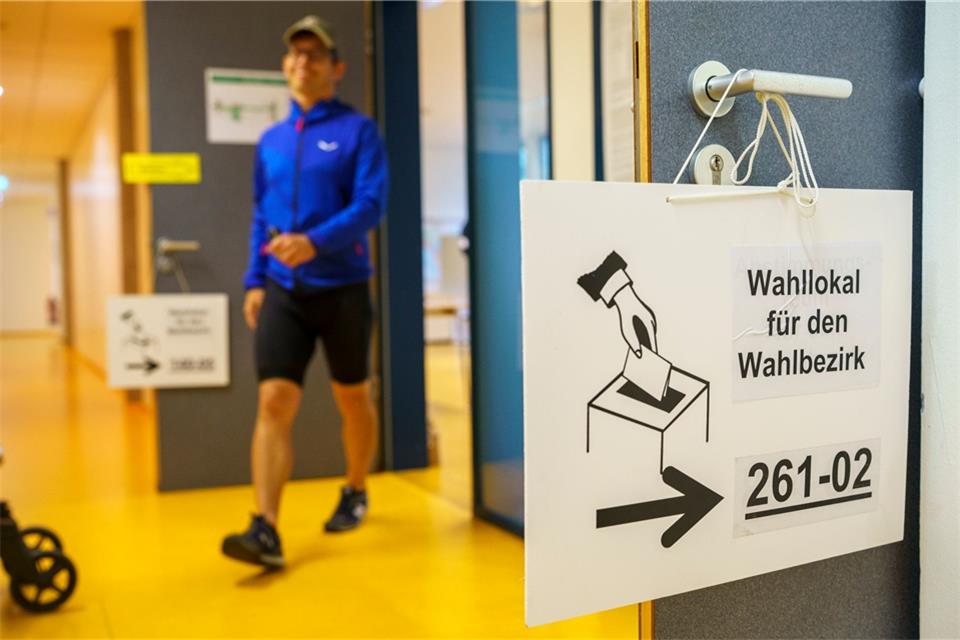 CDU gewinnt Landtagswahl in Hessen klar Ein Mann verlässt den Wahlraum in der Volkshochschule in der Sonnemannstraße.