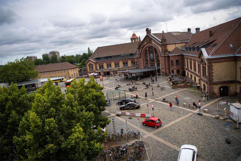 Ein Mann verletzt eine Reinigungskraft im Hauptbahnhof Osnabrück.Lino Mirgeler/dpa