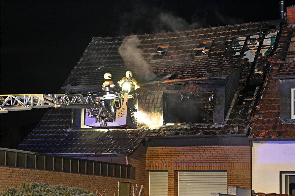 Ein Mann wird bei dem Wohnungsbrand schwer verletzt und wird mit einem Rettungshubschrauber zu einem Krankenhaus geflogen.