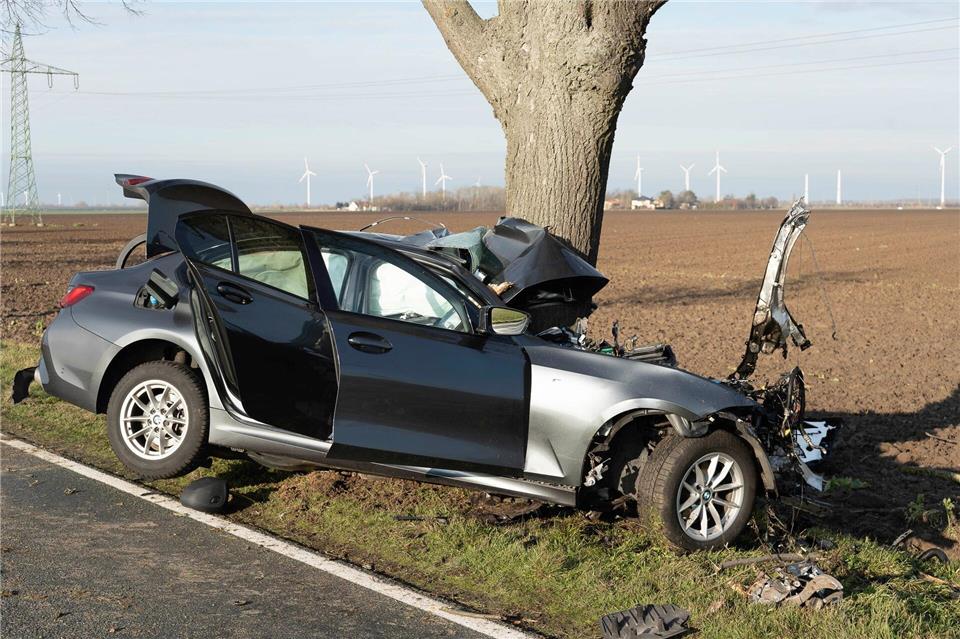 Ein Mann wird bei einem Unfall an der Landesgrenze von Sachsen und Sachsen-Anhalt getötet.Tom Musche/dpa
