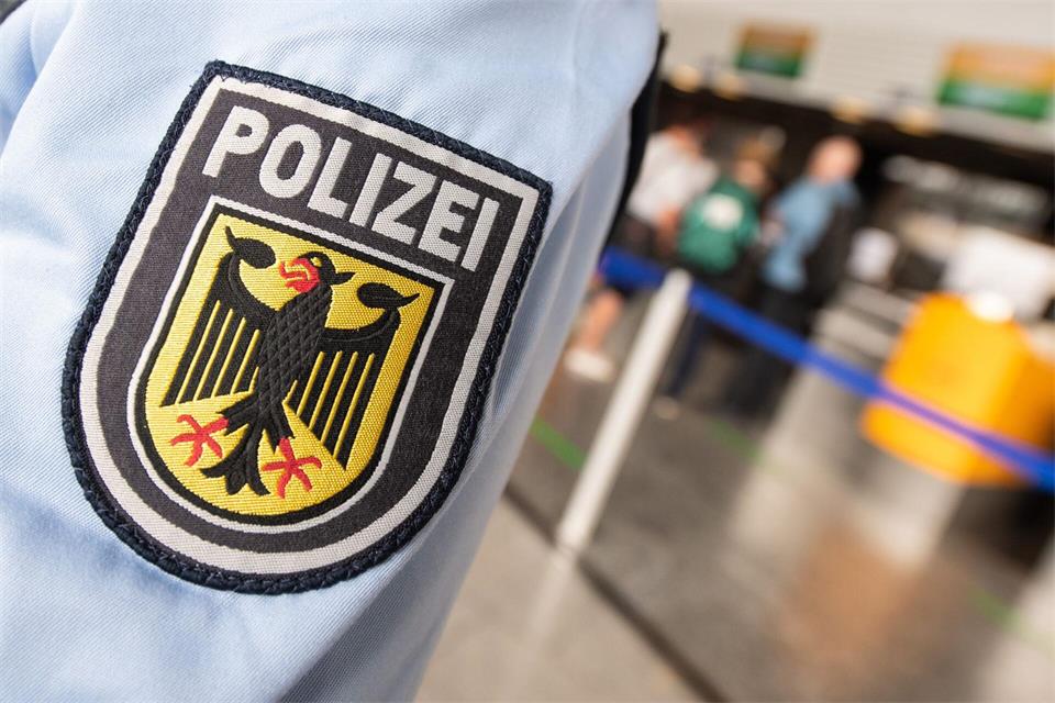 Ein Mann wollte über Frankfurt nach Genf reisen. Eine Handgepäckkontrolle bringt ihn in Bedrängnis. (Symbolbild)Boris Roessler/dpa