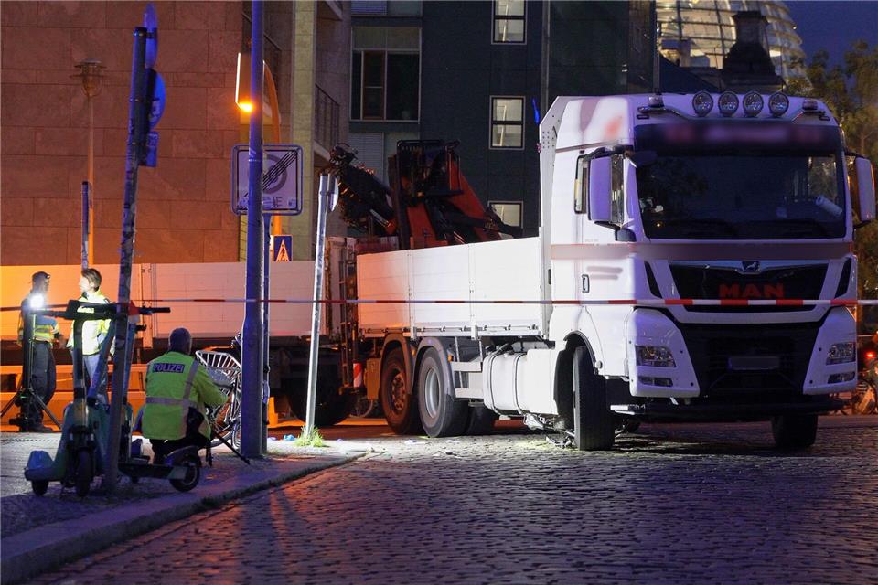Ein Mann wurde in Berlin-Mitte von einem Lkw erfasst.Michael Ukas/dpa