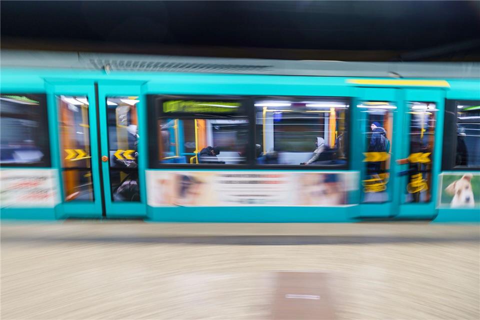 Ein Mann wurde in Frankfurt im Bereich eines U-Bahntunnels von einer Bahn erfasst. (Archivbild)Andreas Arnold/dpa
