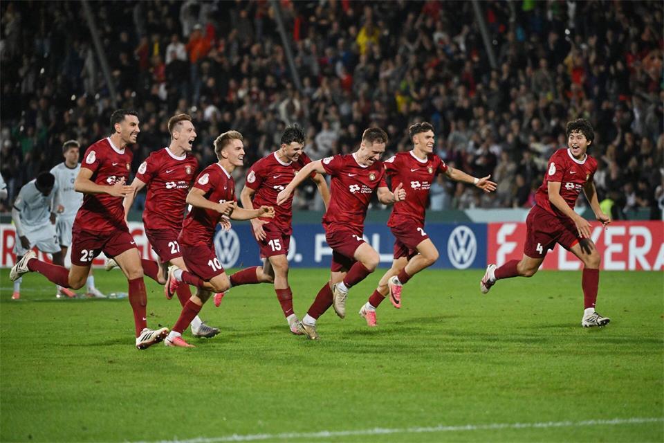 Ein Mannschaftssprint zum Jubeln: Pure Freude nach dem Pokal-Coup.Marijan Murat/dpa